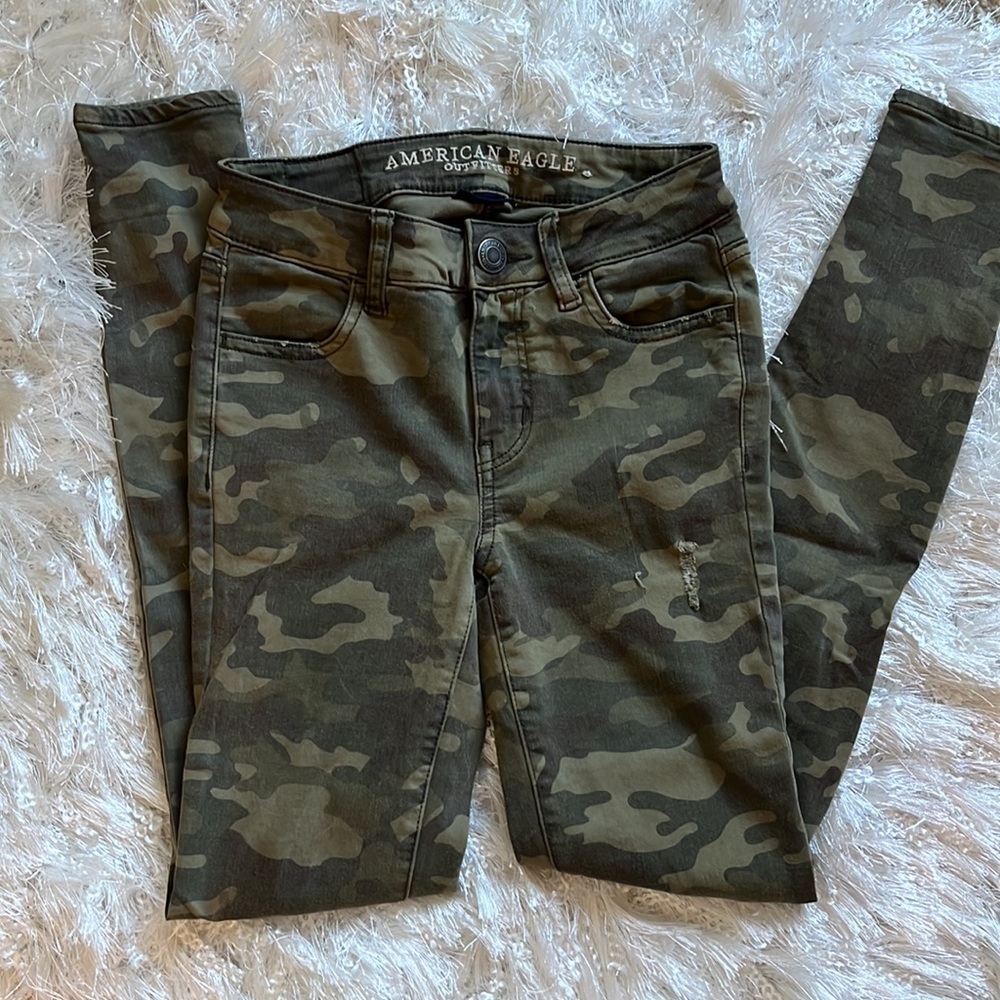 AE DISTRESSED CAMO SKINNY JEGGINGS